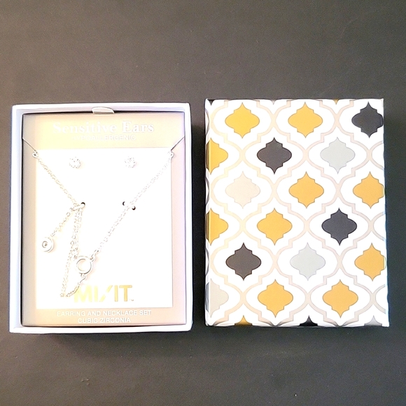 NEW Dainty Silver-tone & Cubic Zirconia Dangle Necklace & Earrings Set! 16" - Picture 14 of 15